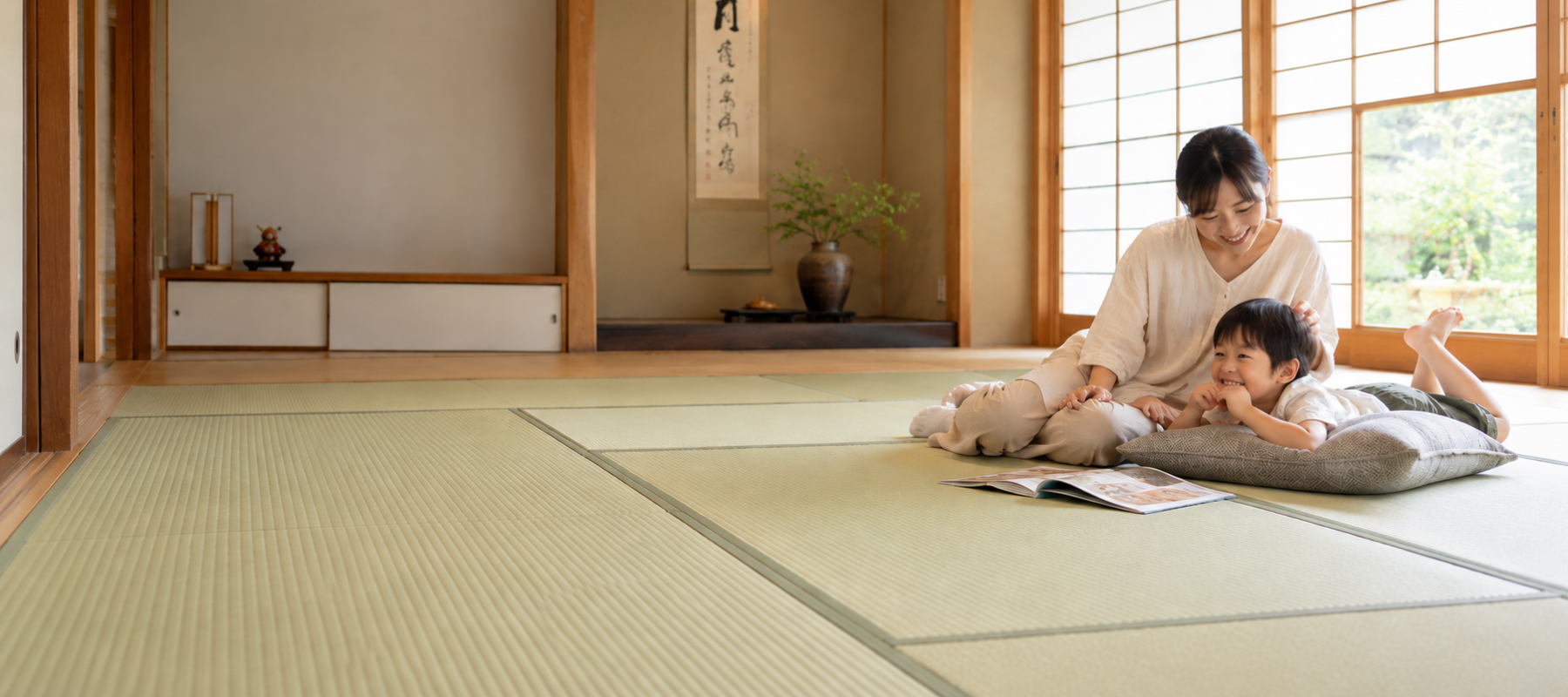 庭を望む、畳のある明るい和室